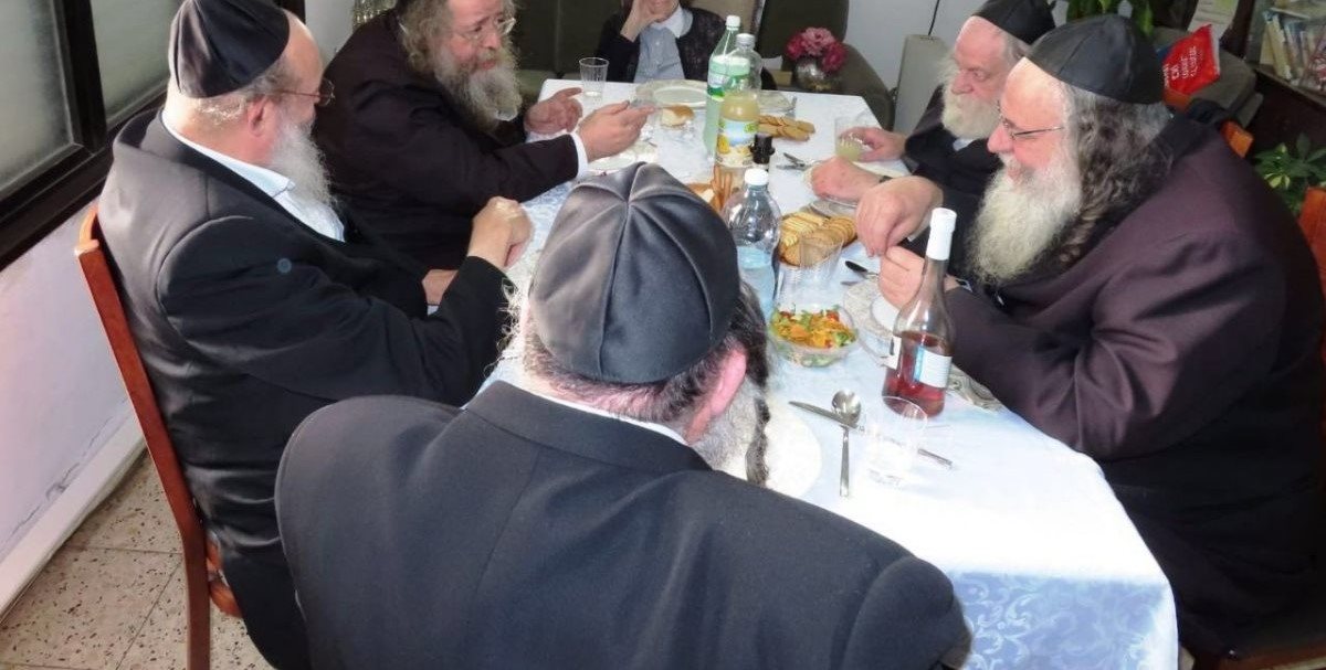 אם הבנים. הגאונים בני הפני מנחם זי"ע יחד עם אמם הרבנית בבית הגרי"ד - המצלם