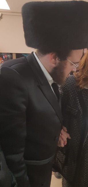 הנכד המסור ר פנחס מנחם אלתר מלווה את סבתו הרבנית עה. המצלם