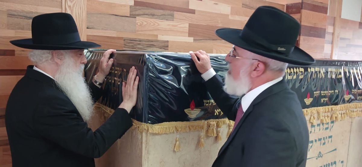 הרב פינטו עם הרב דהן על הציון. מ&#39; מיכאלי