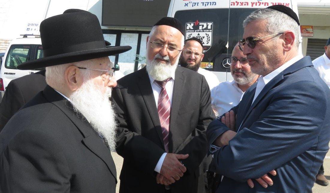 הרב קלמנוביץ עם יור המועבד. מ. מיכאלי