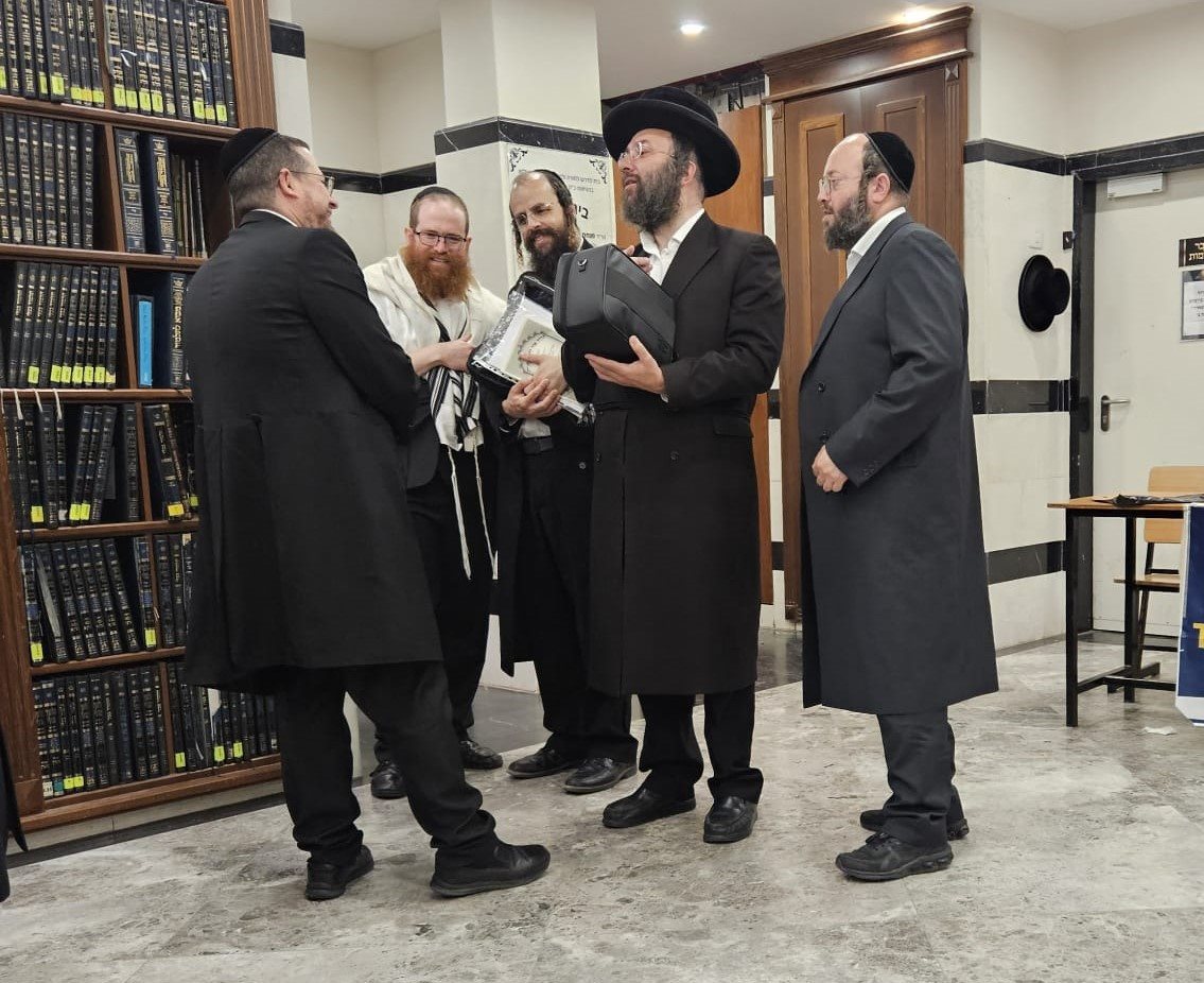 הרב אברהם דרעי בשיחה עם מתפללים בבית המדרש &#39;בית פנחס&#39; של בעלזא יממה לפני פטירת אביו