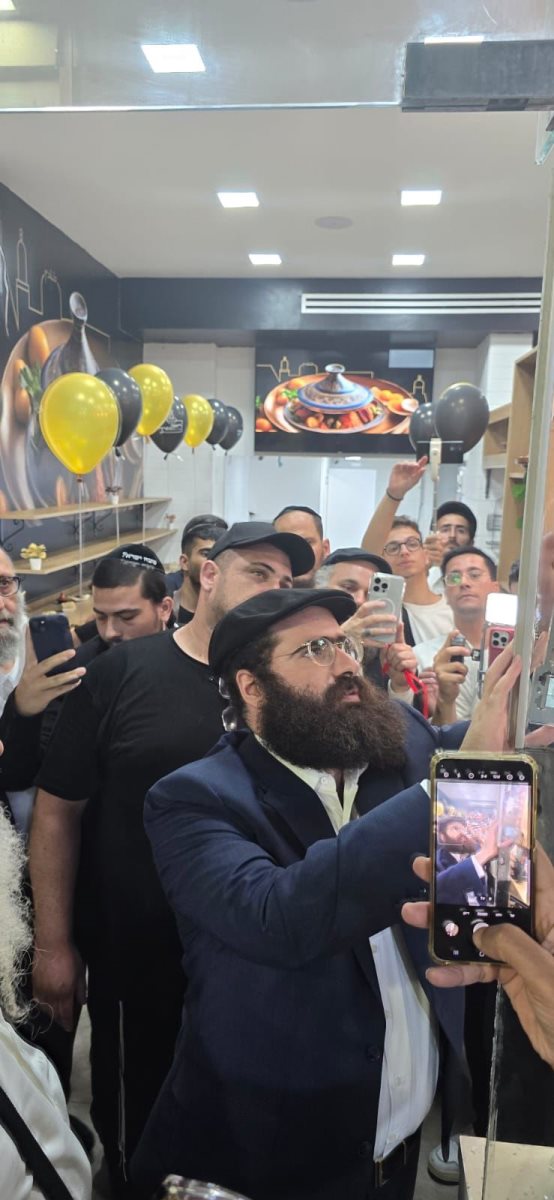 רבי יואל פינטו קובע מזוזה. בוטיק השף