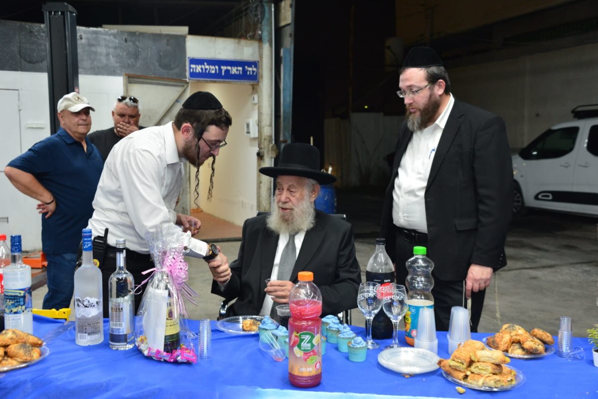 רב העיר הגרי שיינין במוסך מכניקאר. יוסי לוי