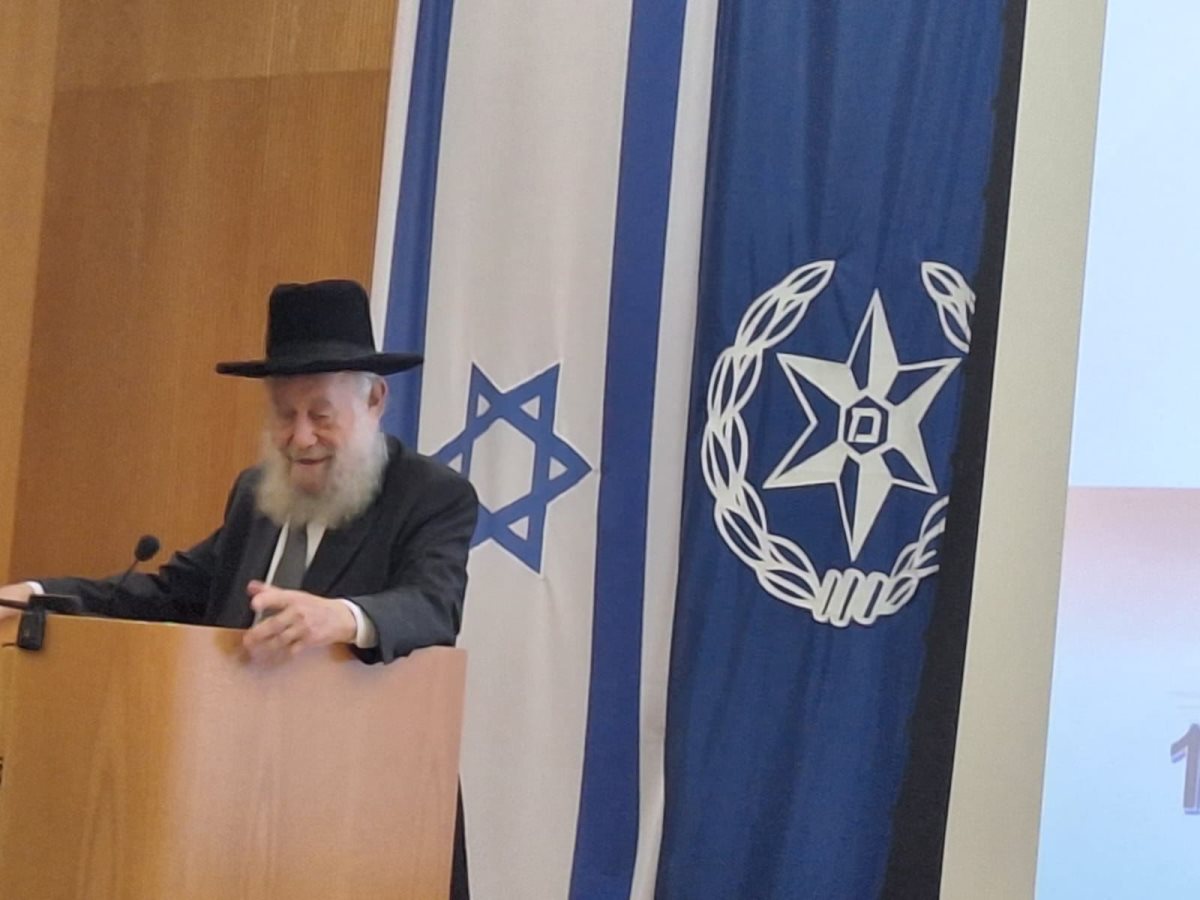 הרב שיינין בטקס בתחנת המשטרה. מ&quot;ש