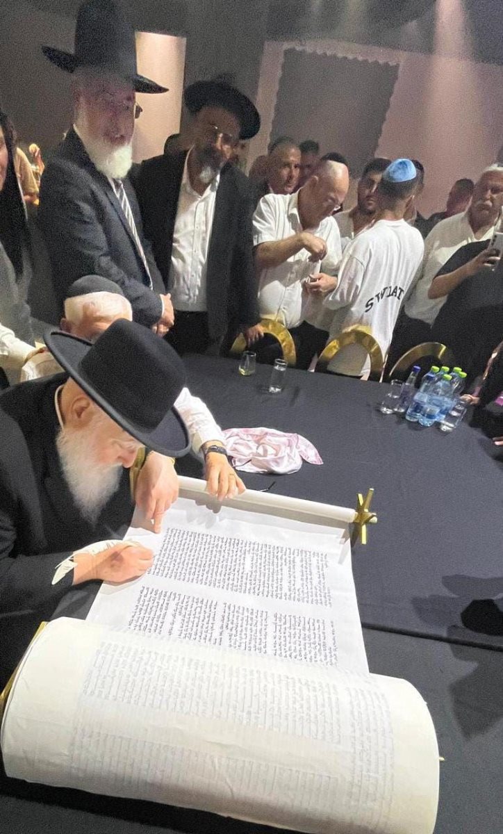 הרב חיים פינטו בהכנסת ספר התורה. מ&#39; מיכאלי