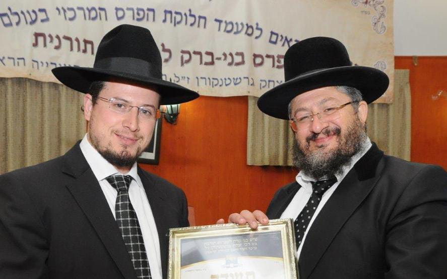 הרב דרעי עם בנו הרב אברהם דרעי שיחי&#39;. מ. מיכאלי