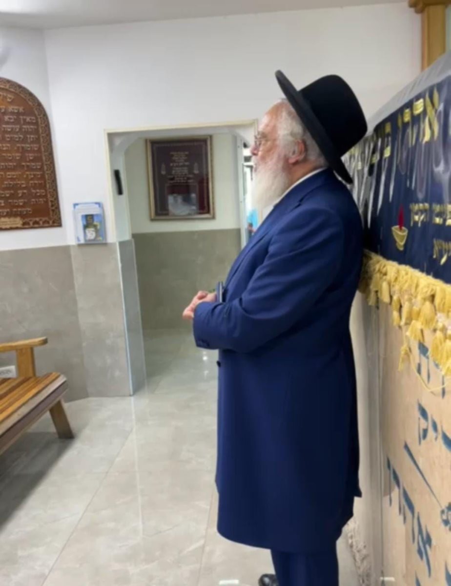 המקבול הרב שריקי בבית העלמין. מ. מיכאלי