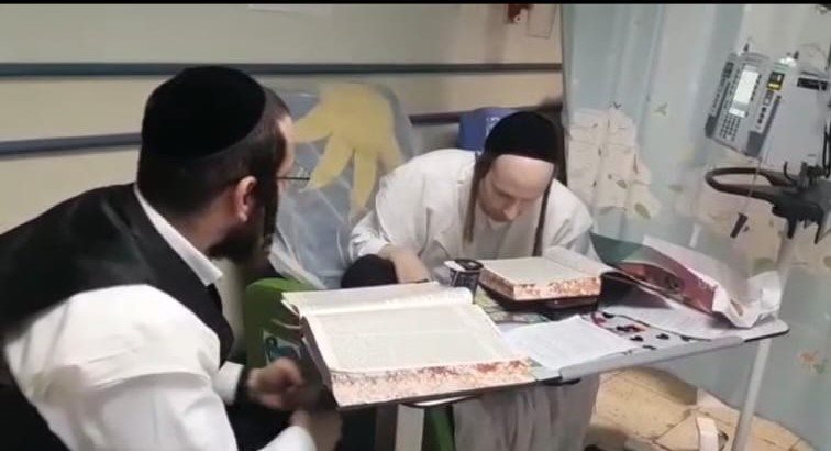 שקד על תלמודו ממיטת חוליו בבית החולים
