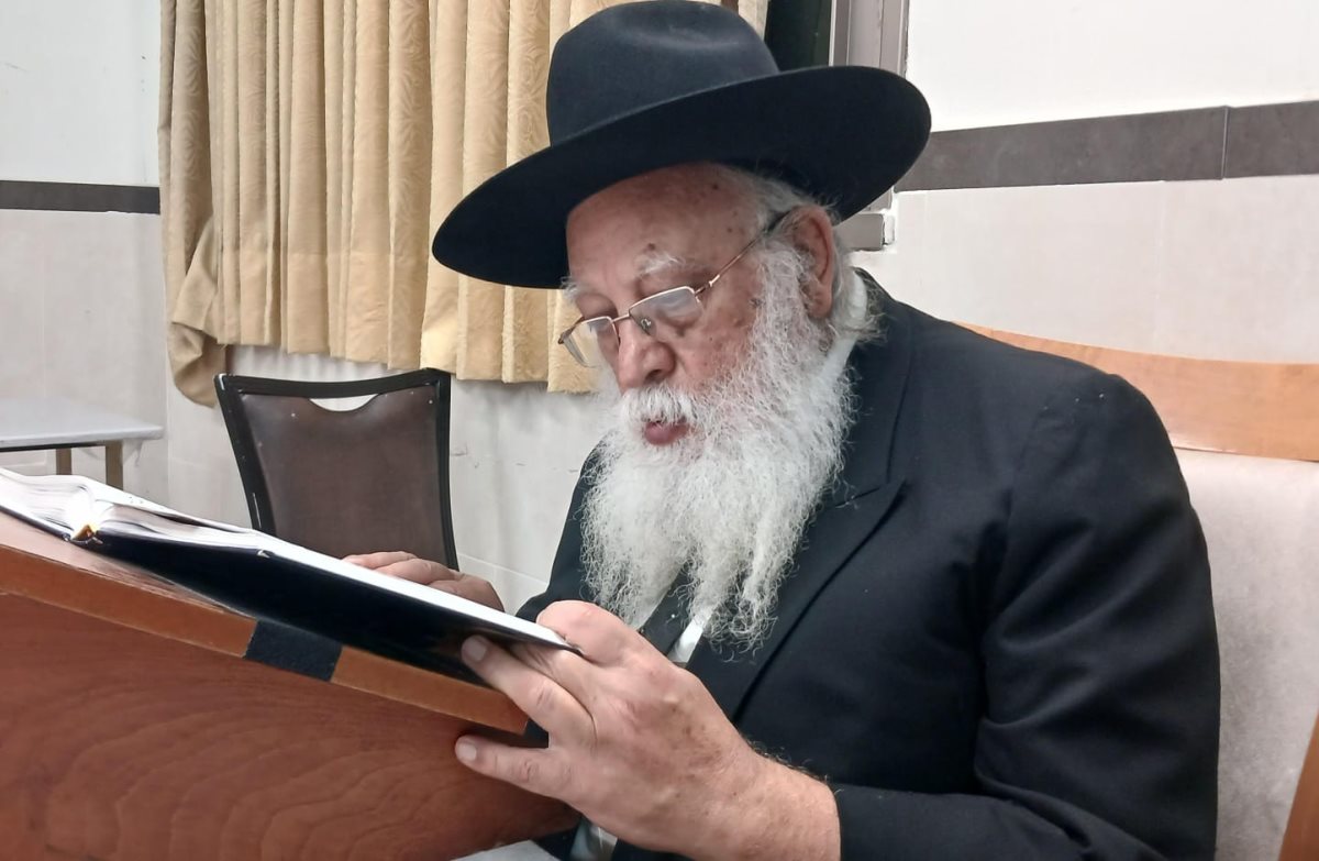 הרב מאיר כהן באמירת הקינות. מ. מיכאלי