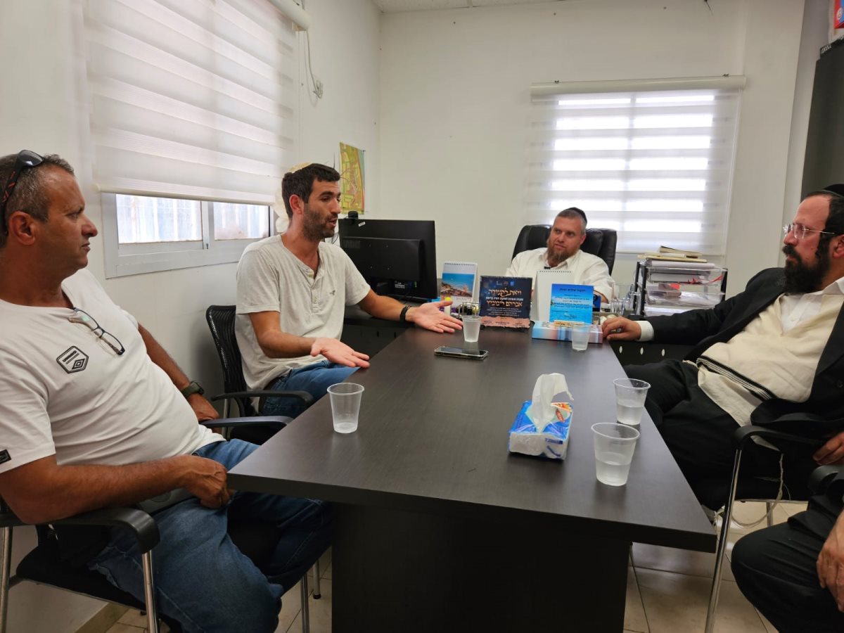 בישיבה עם טננהויז וצוות אגף הנטיעות