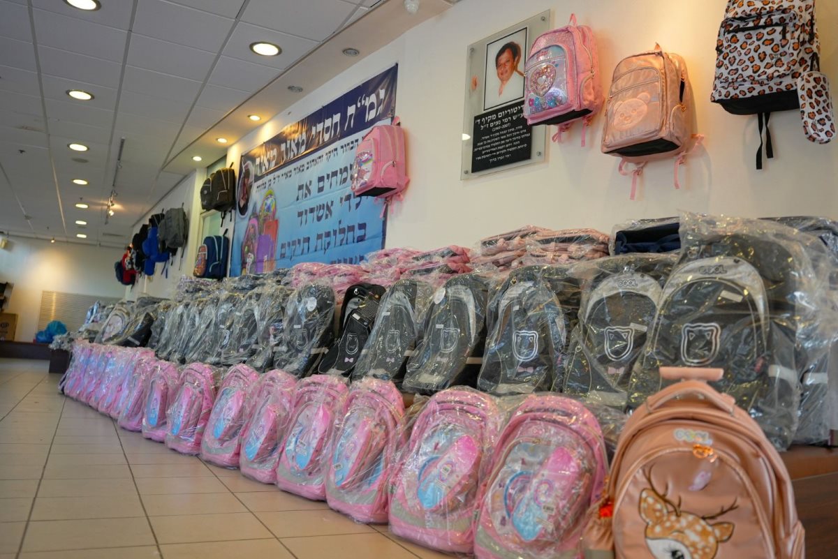 חלוקת ילקוטים מאור מאיר. מ. מיכאלי