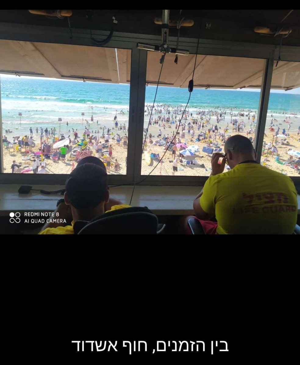 החוף הנפרד באשדוד מבעד לסוכת המצילים. תמונה לפי חק 27 לז"י