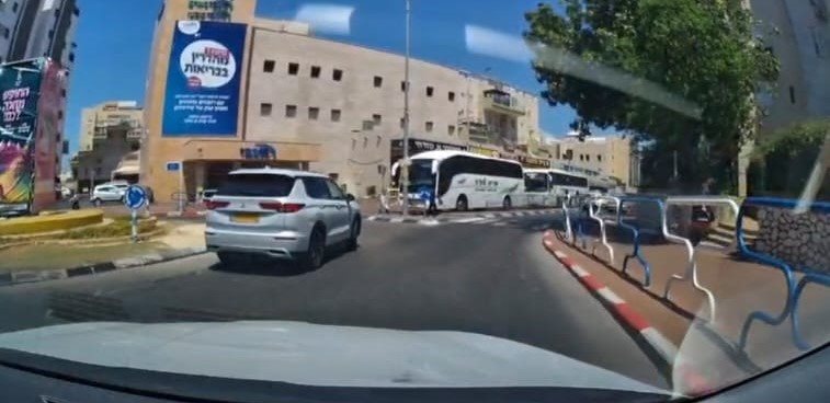 נהג האוטובוס אינו מבחין בילדה