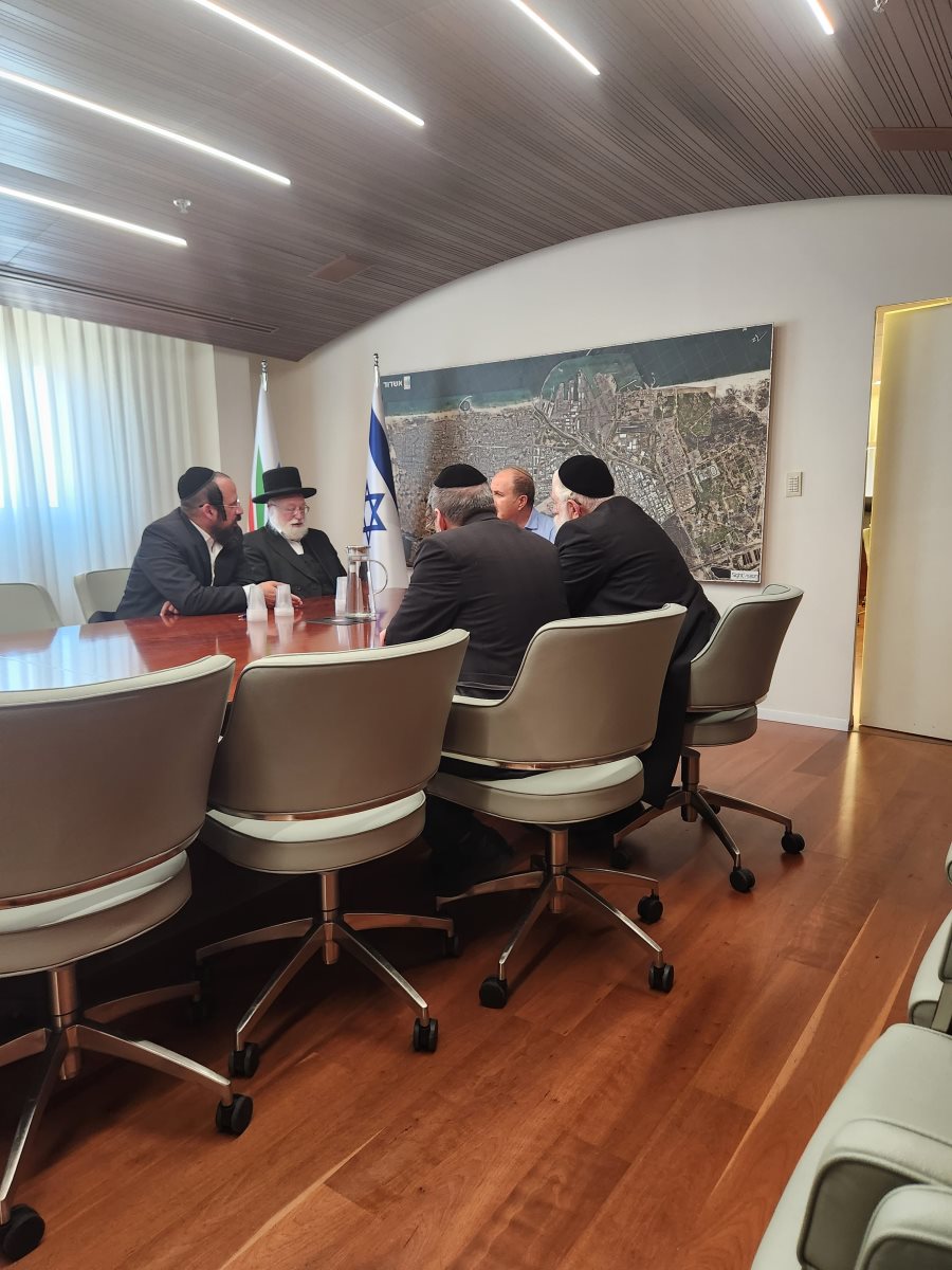 השר פרוש עם ראש העיר