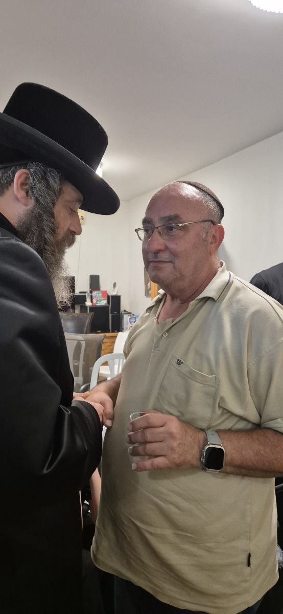 האדמו&quot;ר מפיטסבורג מנחם את אביו של יונן חזוט היד. פיטסבורג