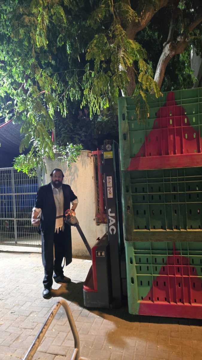 ר&#39; משה קלויזנר בחלוקת הירקות. ח. ימפל