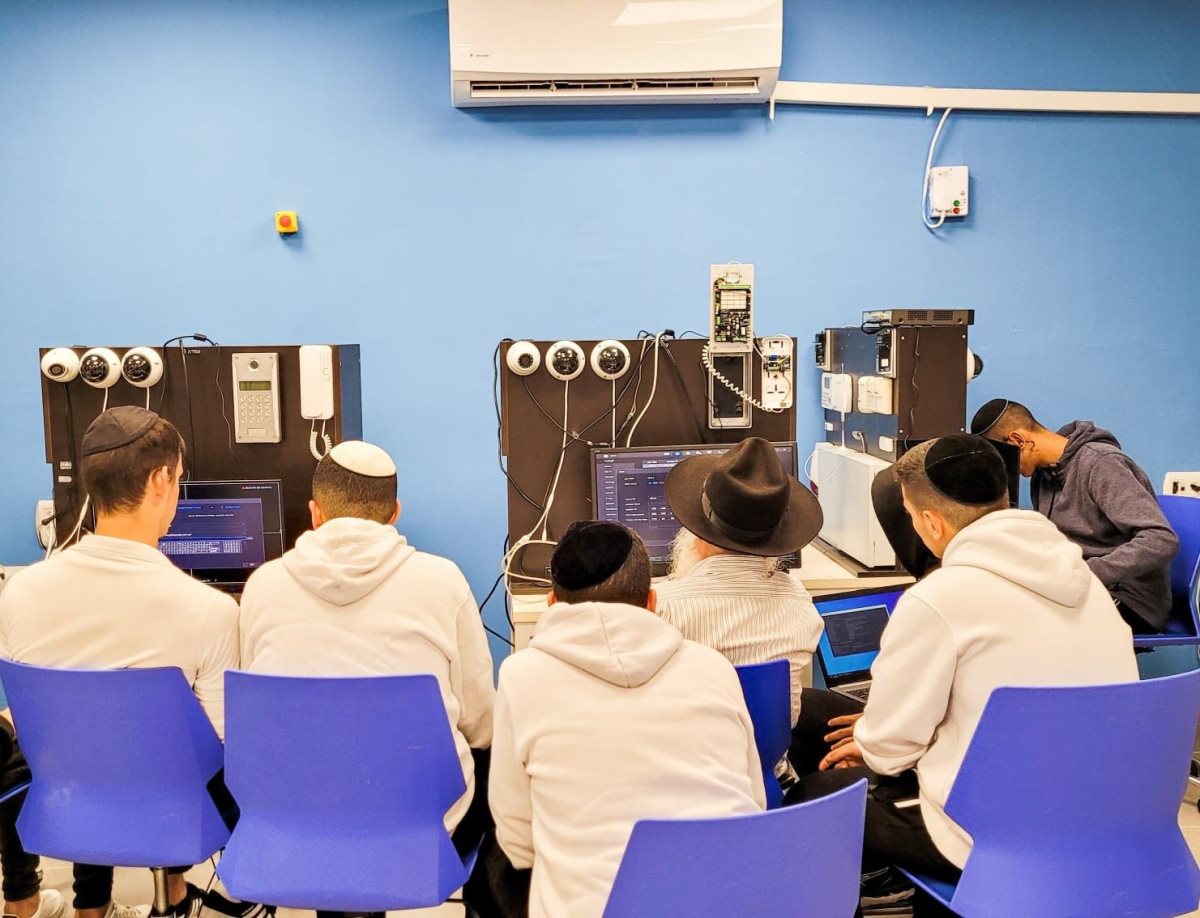 ישיבת אור העתיד. אלונים יחצ