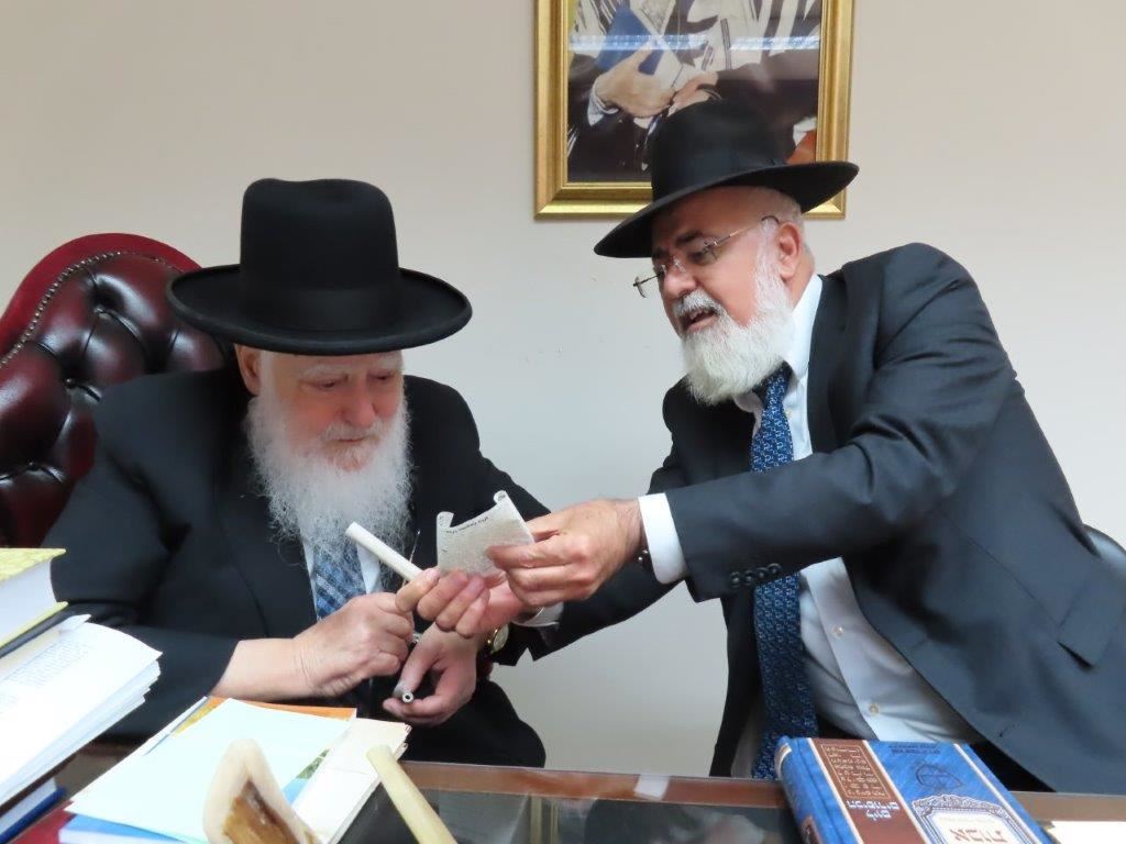 הרב דהן עם רב העיר בבדיקת מזוזה. א' מיכאלי