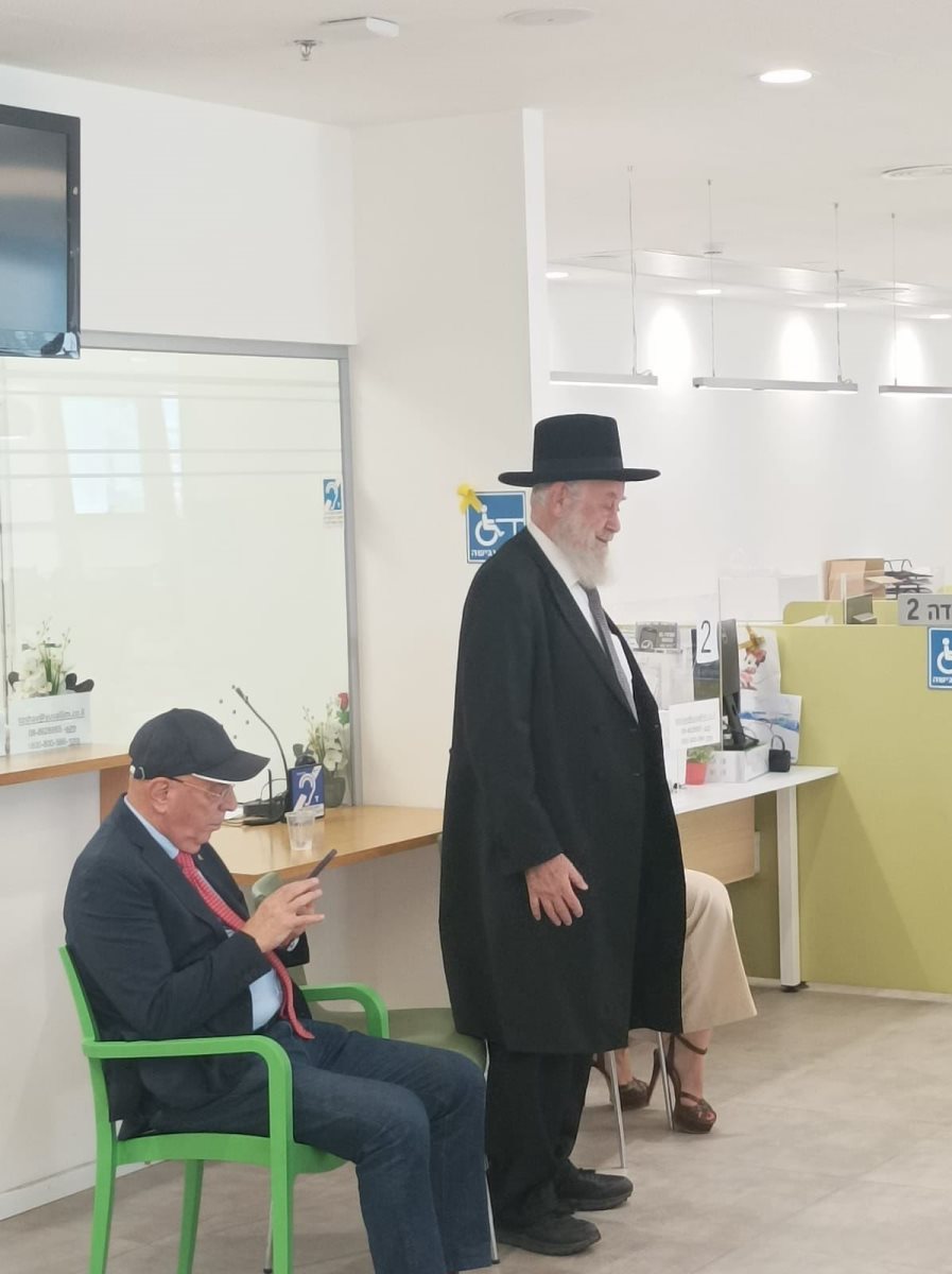 רב העיר הרב שיינין ביובלים. המצלם