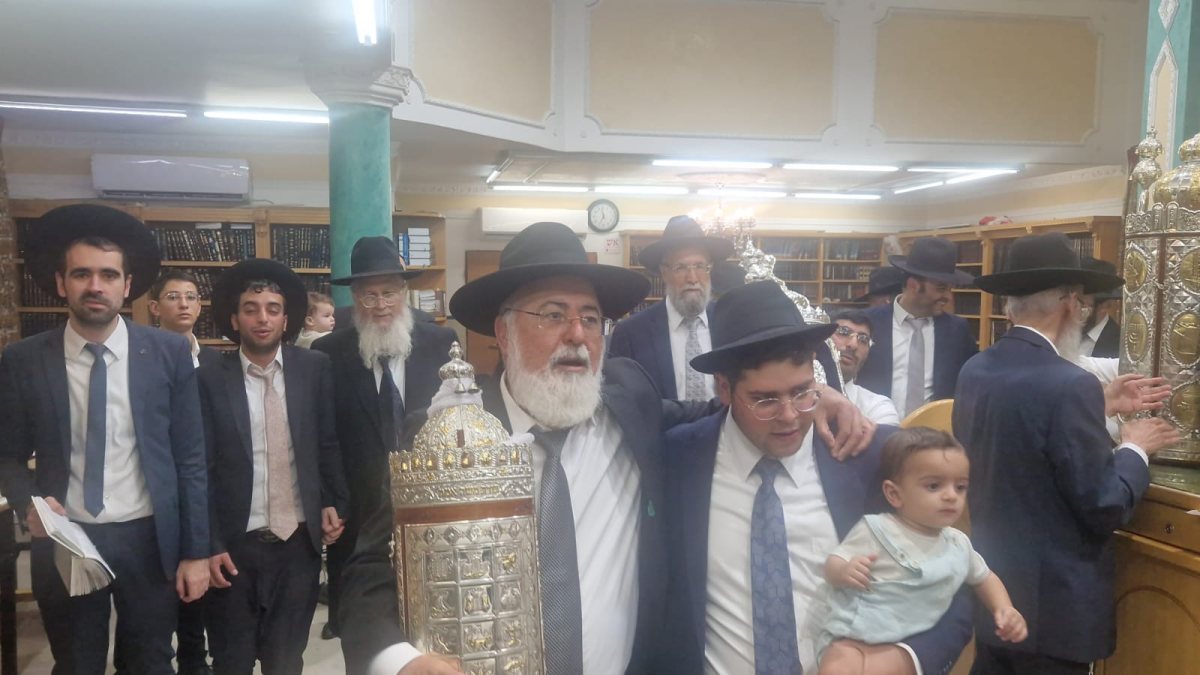 הרב דהן עם ספר התורה. א מיכאלי