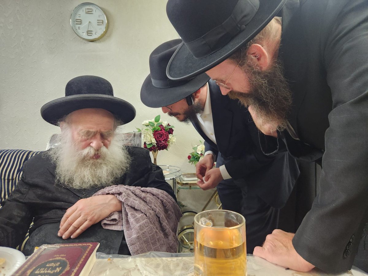 רבי מאיר אבוחצירא בשיחתו עם גאבד מאקאווא. המצלם