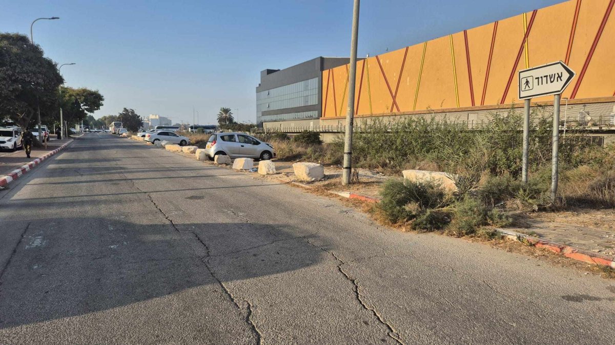 המכשולים שהוצבו בסמוך לרכבת באשדוד 