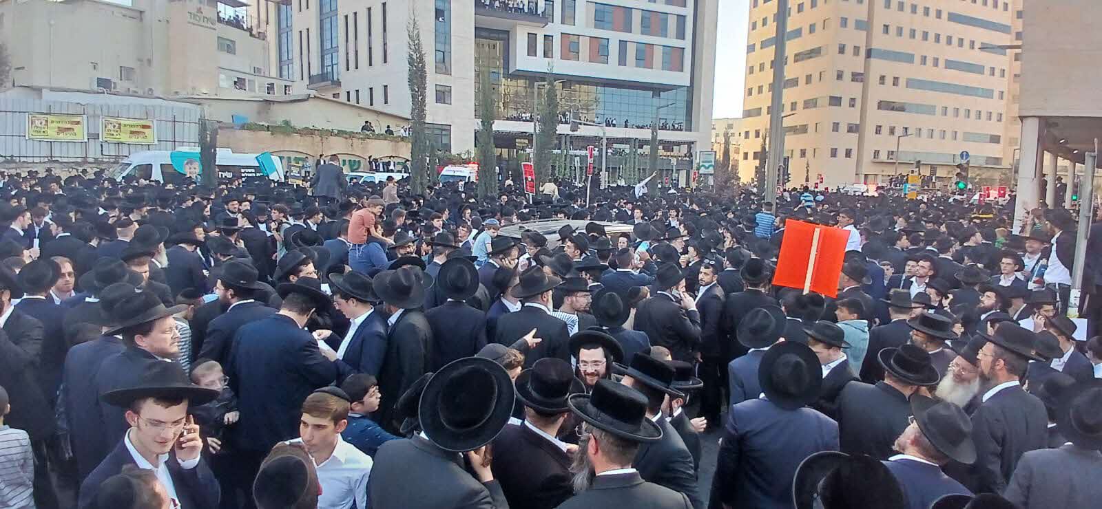 ההמונים בעצרת. מ' מיכאלי