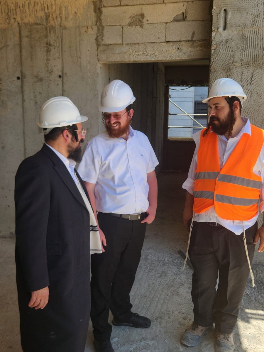 חבר המועצה יהושע טננהויז על רקע הבניין