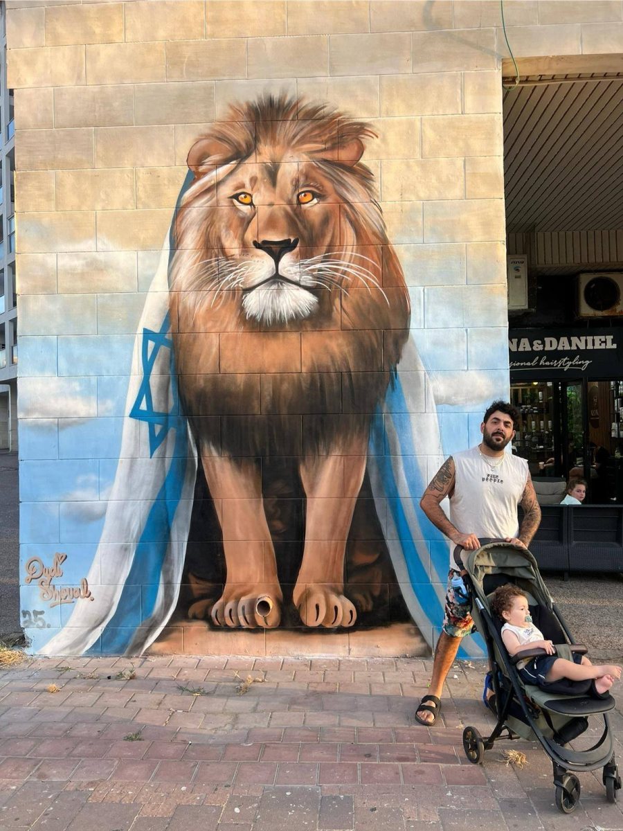 דודי שובל על רקע הציור (מפייסבוק מינהלת רובע הסיטי)