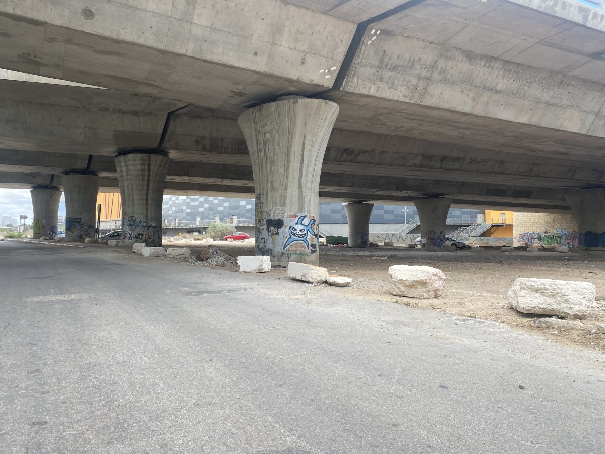 הסלעים שהוצבו בשטחי העפר סמוך לרכבת (צילום: אשדוד נט)