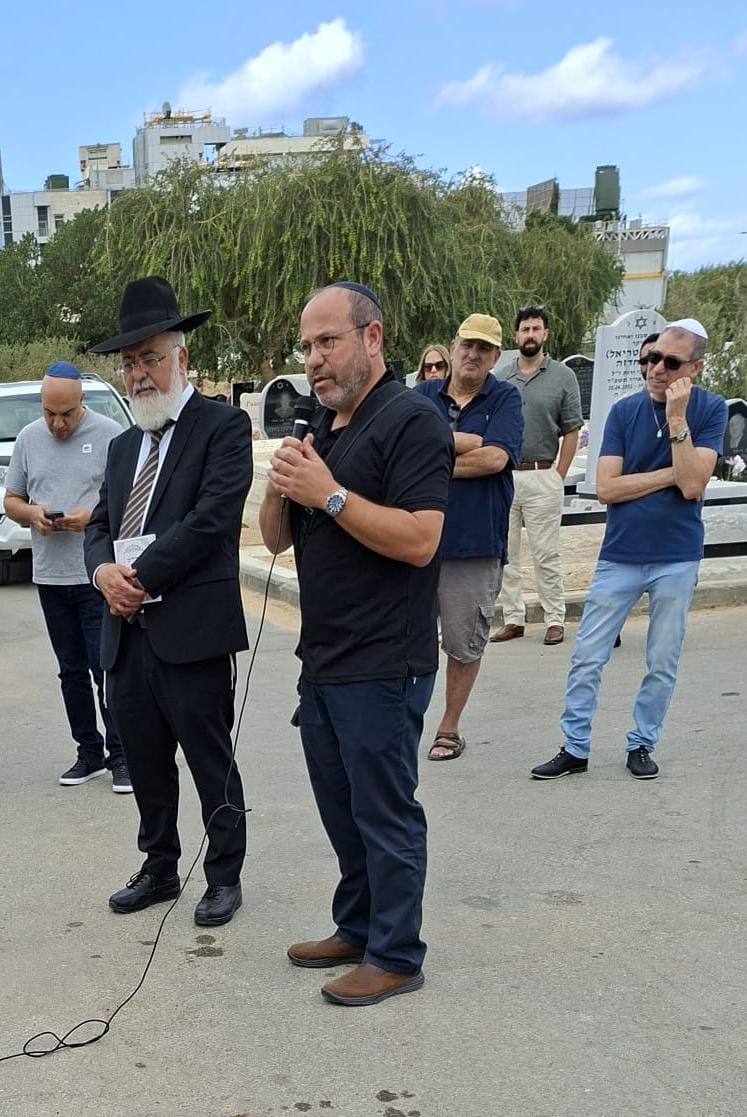 אב החטוף צביקה מור בבית העלמין באשדוד
