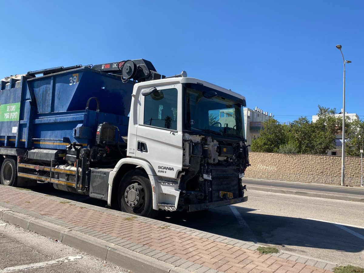 הנזק לאחת המשאיות במקום (צילום: אשדוד נט)