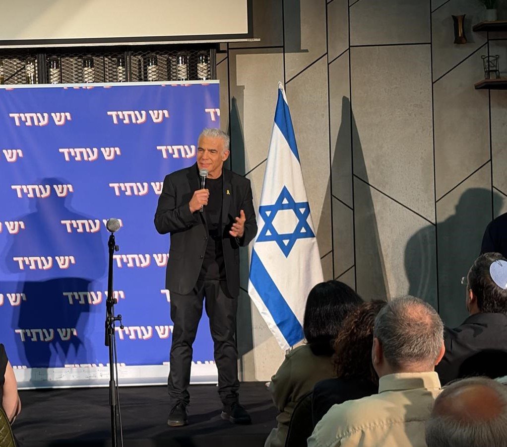 לפיד בנאומו. צילום: דוברות המפלגה