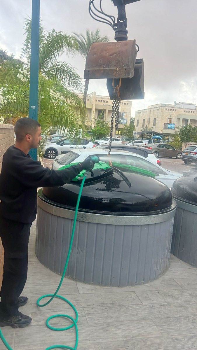 שטיפת פחי האשפה. עיריית אשדוד