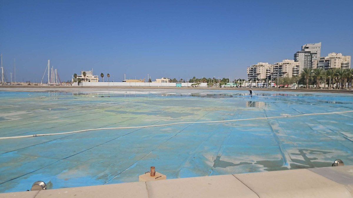 האגם ריק ממים. עיריית אשדוד