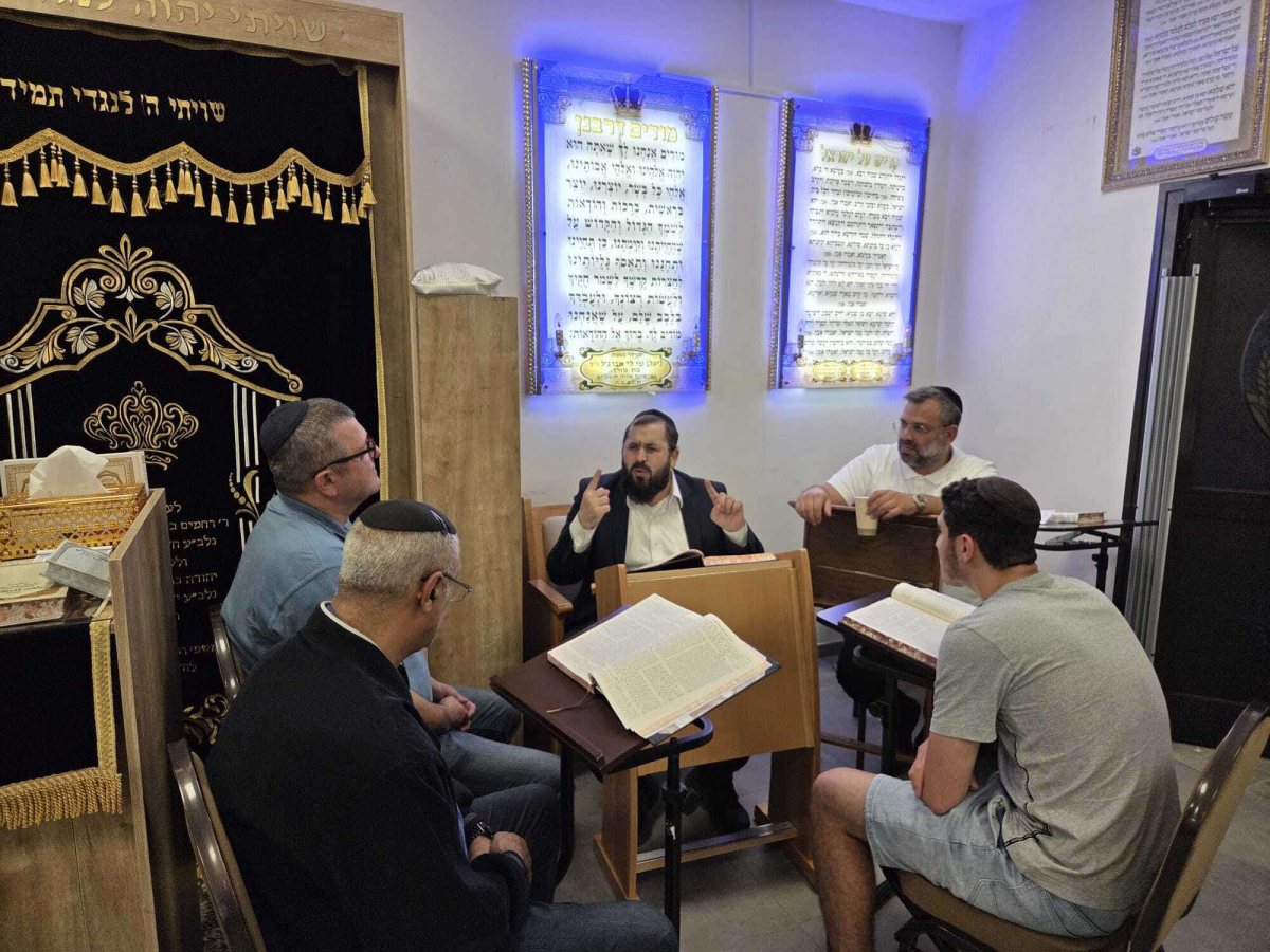 לימוד בחברותא בסוכת הרחמים