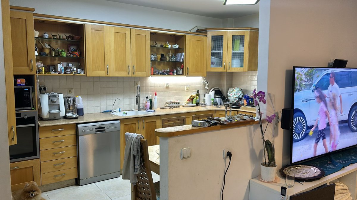 סלון - לפני. עטרה דהן