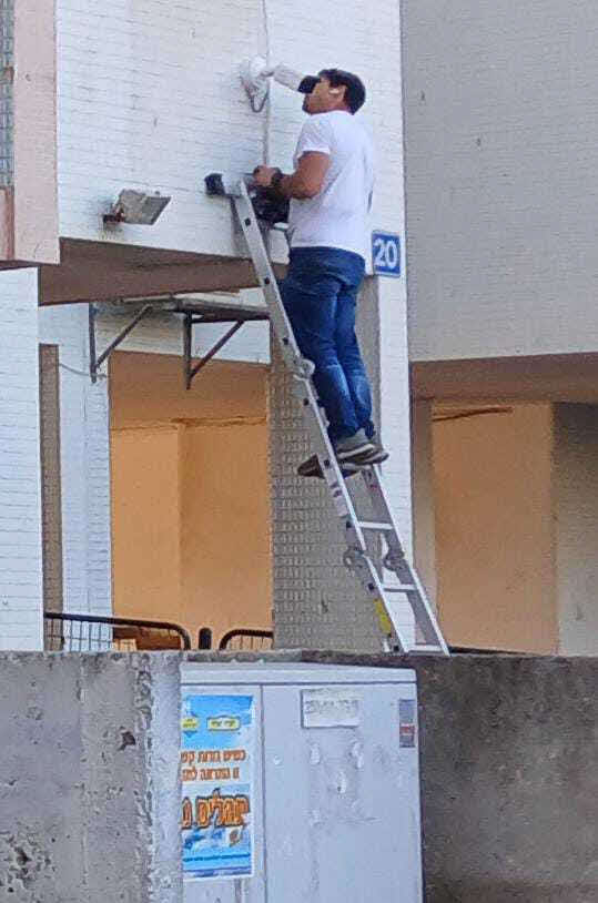 מתקינים מצלמות אבטחה על ביתו של החכ. א&#39; מיכאלי
