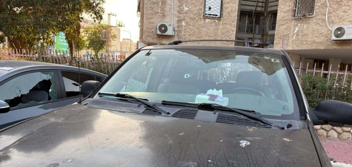 שני כלי רכב חונים שנפגעו מהירי (צילום: הצלה דרום)