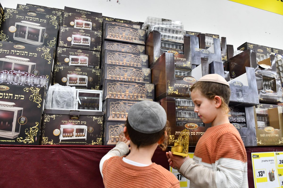 רוכשים חנוכיות. שוקי לרר