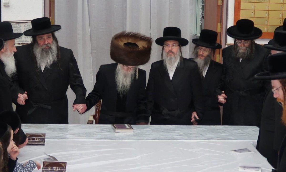 הדלקת נר חנוכה במעליץ. ש. ויסנשטרן