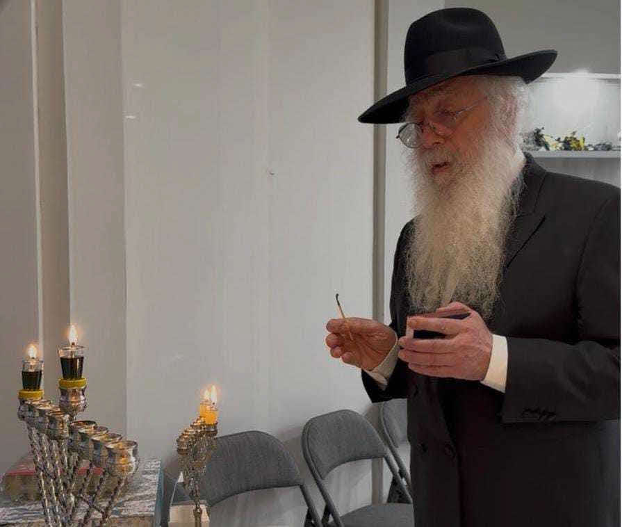 רבי דוד פינטו בהדלקת נרות. מ' מיכאלי