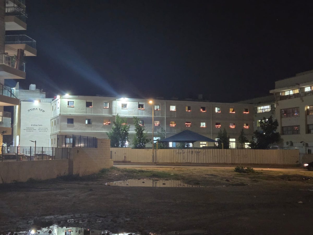 בניין הישיבה מואר באורות החנוכה. המצלם