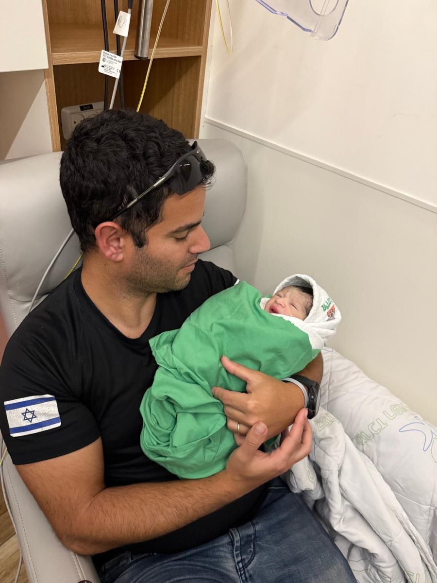 האב המאושר עם בנו. צילום: דוברות בית החולים קפלן