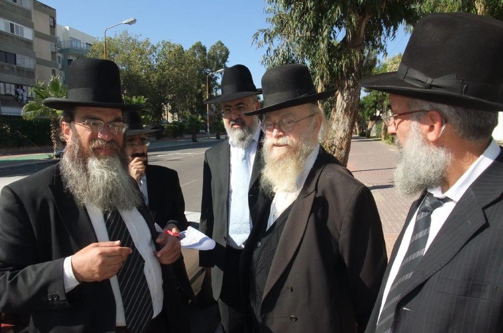 הרב שרייבר והרב קלמנוביץ בסיור. מ' מיכאלי