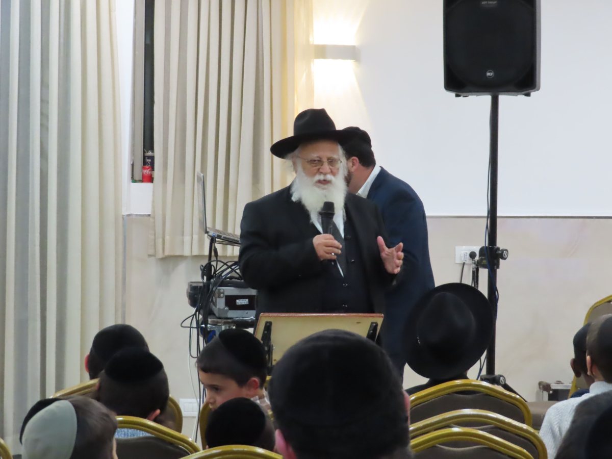 הרב מאיר כהן נואם לתלמידים. מ' מיכאלי