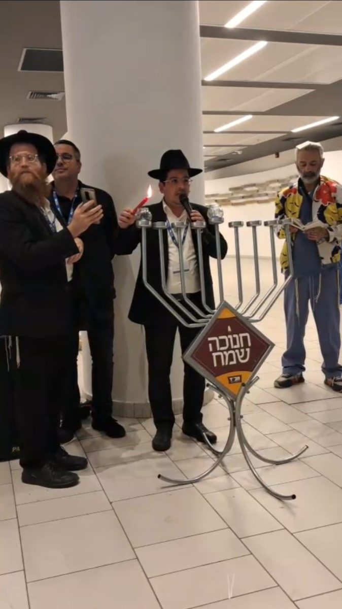 הדלקת נרות חנוכה באסותא. חבד