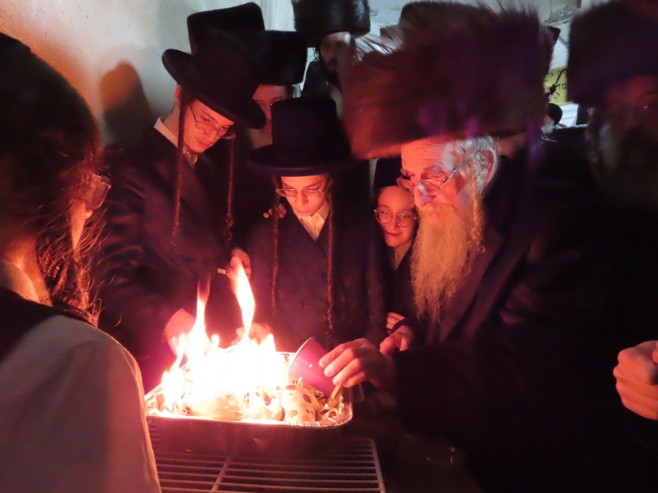 האדמור ממעליץ בשריפת הפתילות. מ' מיכאלי