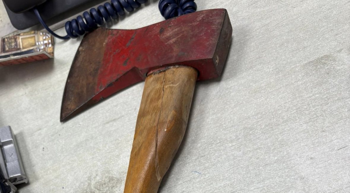 הגרזן שנתפס אצל החשוד (דוברות המשטרה)