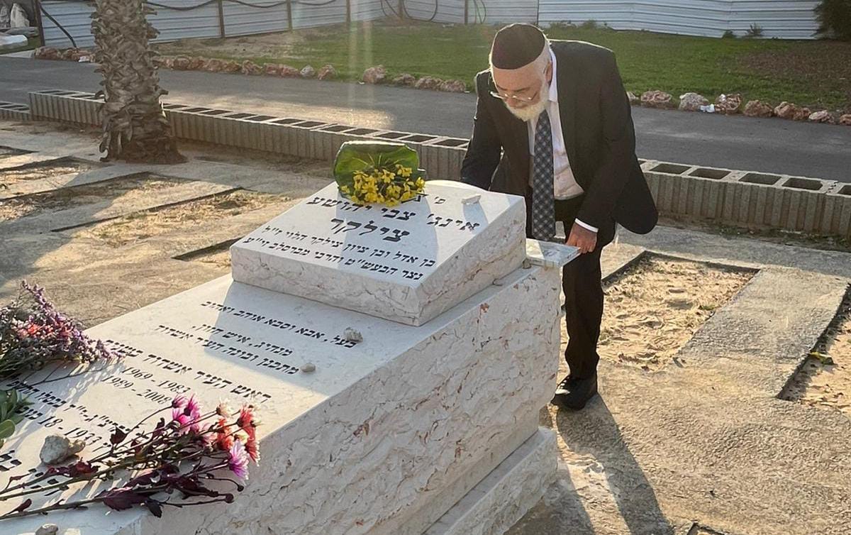 הרב דהן על קברו של צילקר. א' מיכאלי